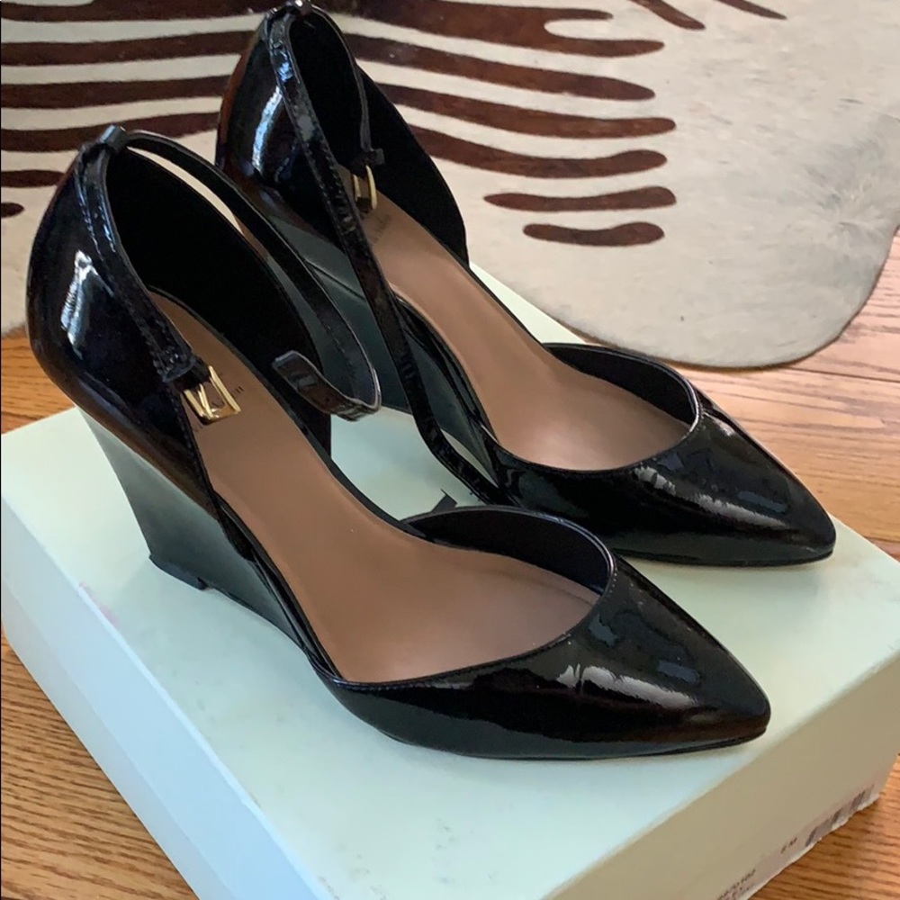 Patent leather wedges with straps